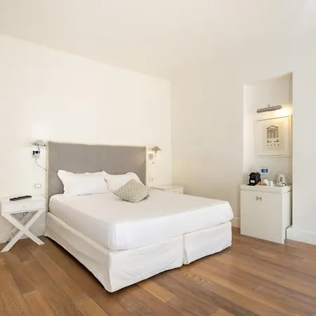 Hall Suites 3*