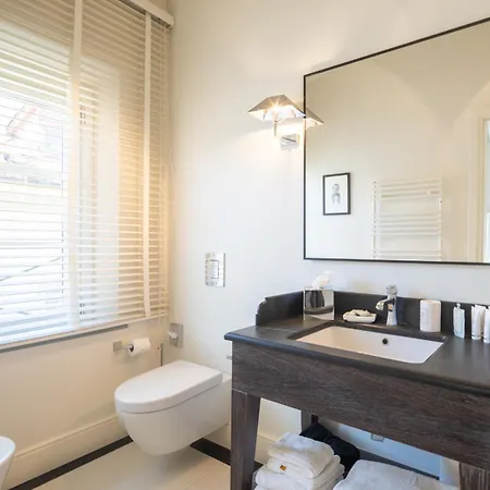 Hall Suites Bed & Breakfast 3*